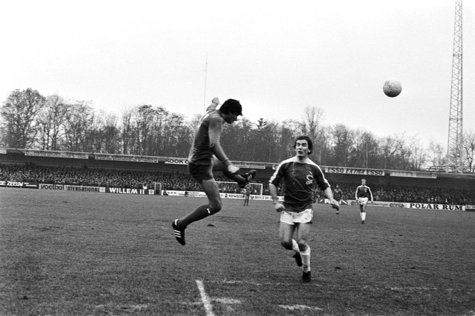 Graafschap tegen Ajax 0-0 Dick Schoenaker mist voor op doel, in het doel Van Zo, Bestanddeelnr 928-9704