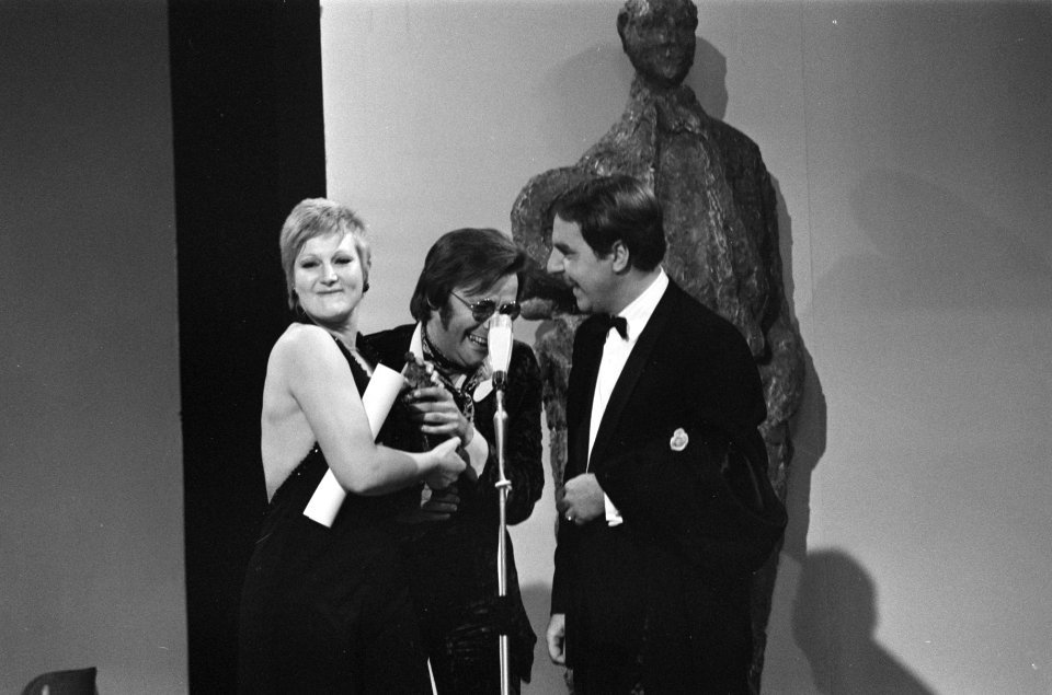 Grand Gala du Disque in RAI Amsterdam. Adèle Bloemendaal ontvangt Edison van Wil, Bestanddeelnr 923-3024