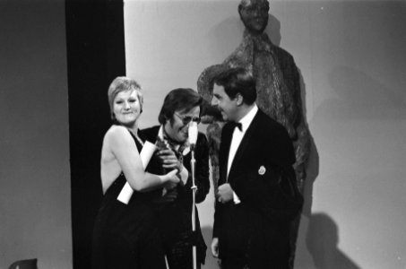Grand Gala du Disque in RAI Amsterdam. Adèle Bloemendaal ontvangt Edison van Wil, Bestanddeelnr 923-3024