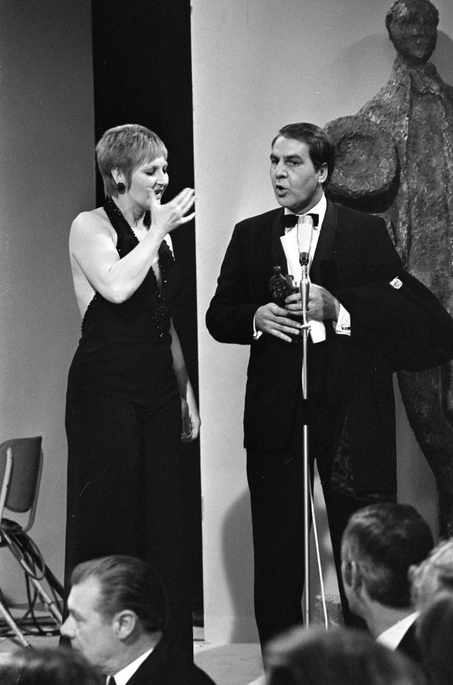 Grand Gala du Disque in RAI Amsterdam. Adèle Bloemendaal ontvangt Edison van Wil, Bestanddeelnr 923-3023