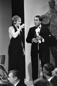 Grand Gala du Disque in RAI Amsterdam. Adèle Bloemendaal ontvangt Edison van Wil, Bestanddeelnr 923-3023