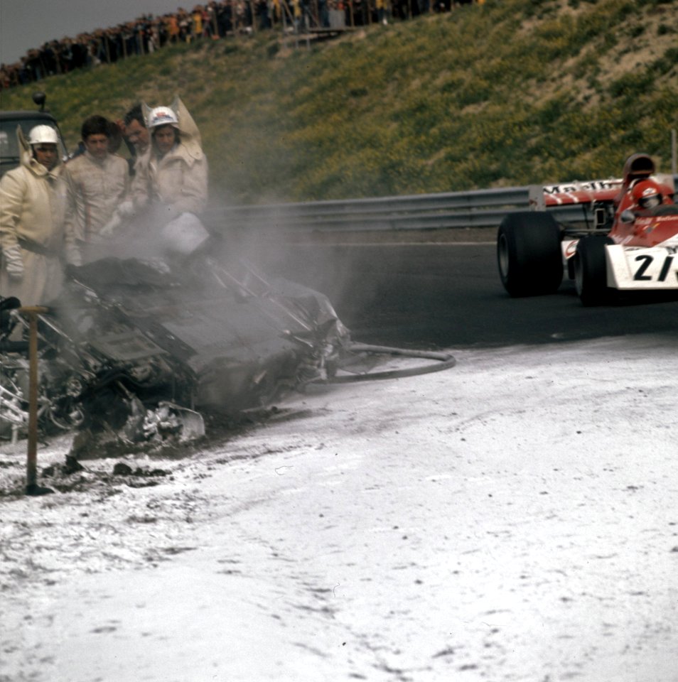 Grand Prix van Nederland op circuit Zandvoort o.a. verongelukte racewagen van R, Bestanddeelnr 254-9433
