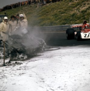 Grand Prix van Nederland op circuit Zandvoort o.a. verongelukte racewagen van R, Bestanddeelnr 254-9433