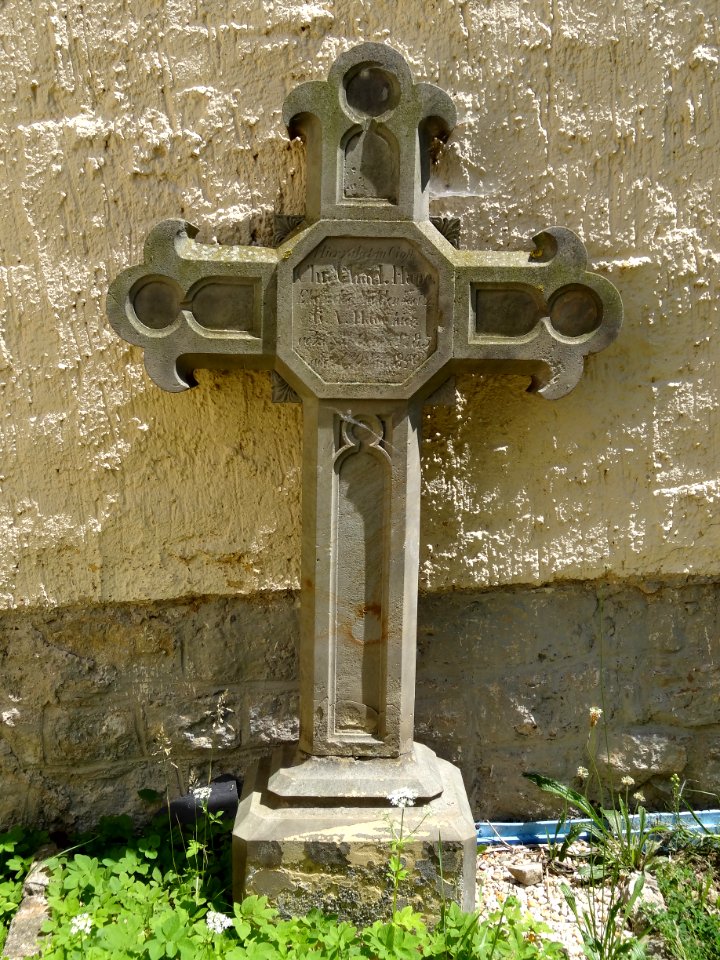 Grabkreuz an der Kirche von Niederroßla