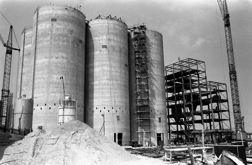 Graansilo in Botlek ingestort, vier arbeiders omgekomen, Bestanddeelnr 915-2530