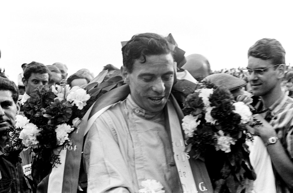 Grand Prix van Nederland, het rennersveld Jim Clark tijdens huldiging, Bestanddeelnr 916-4698