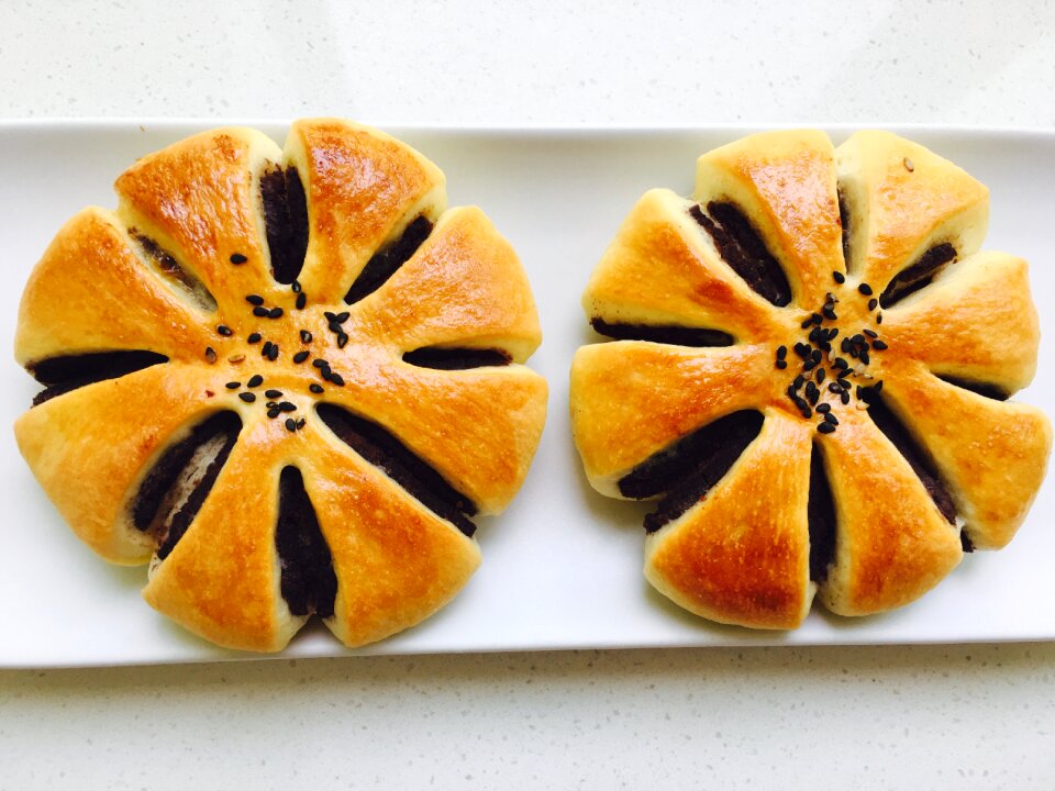 Bread sweetened bean paste flowers