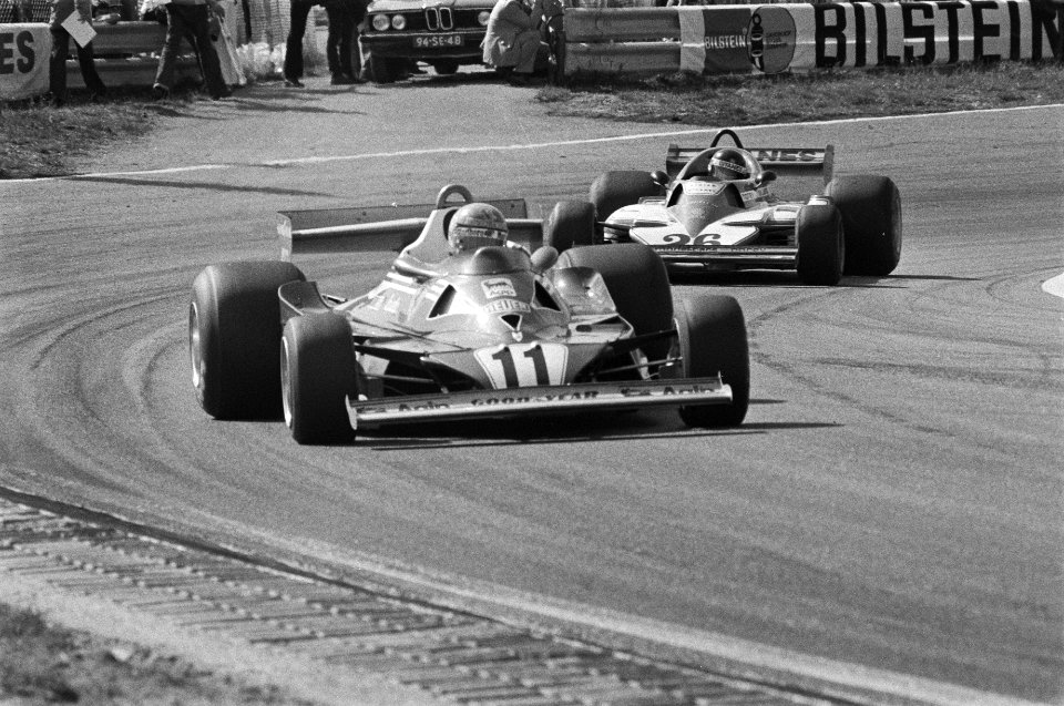 Grand Prix Zandvoort Niki Lauda op kop met daarachter Jacques Laffite die tweed, Bestanddeelnr 929-3237