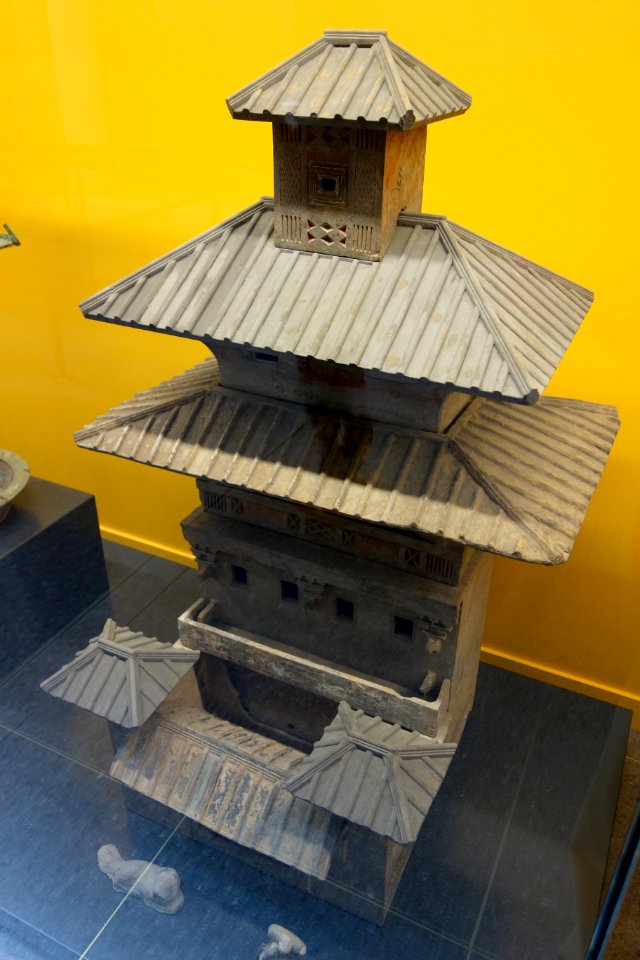 Granary model, China, Henan province, Western Han dynasty, 206 BC to 24 AD, earthenware - Royal Ontario Museum - DSC03660