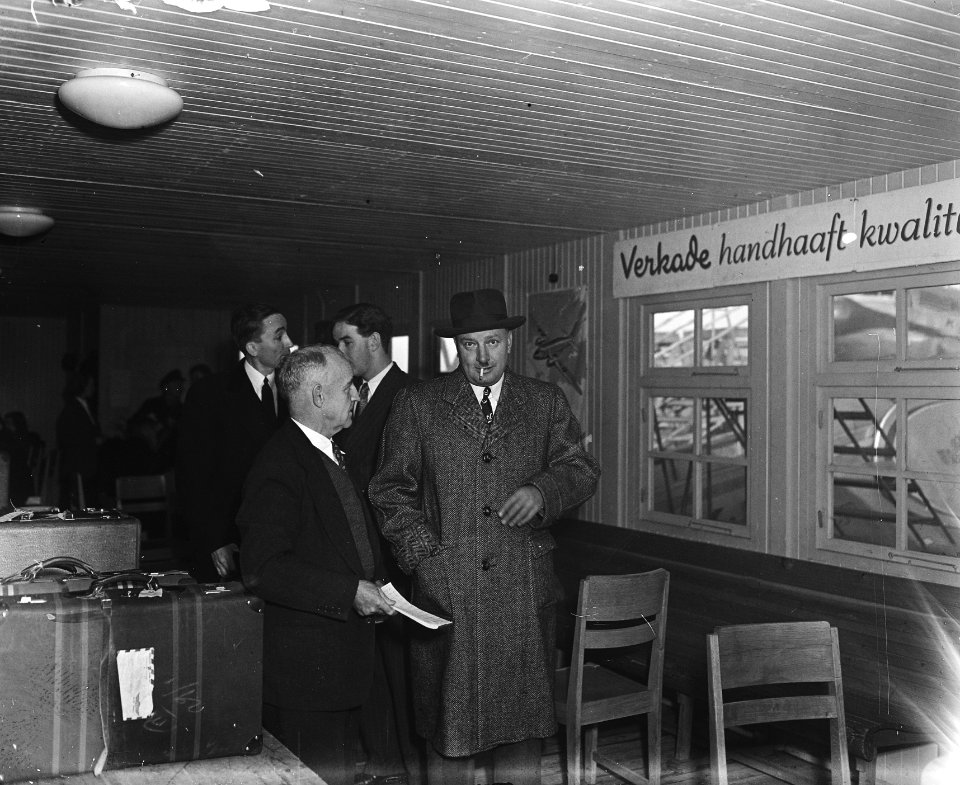 Graham en Kirby (rechts) tijdens controle van hun koffers in gesprek, Bestanddeelnr 902-5654