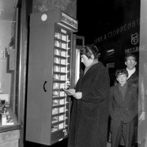 Grammofoonplatenautomaat in de Kalverstraat, Bestanddeelnr 909-3178