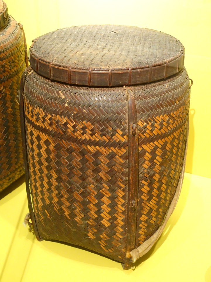 Grain basket, Xo-dang, Kon Tum - Vietnamese Women's Museum - Hanoi, Vietnam - DSC04279