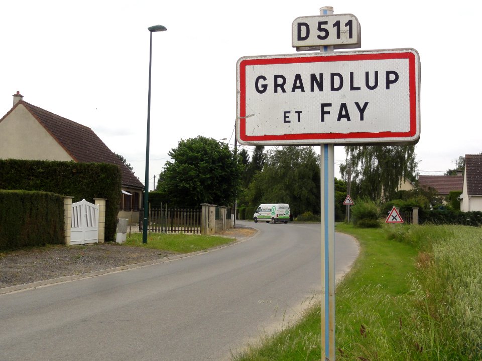 Grandlup-et-Fay (Aisne) city limit sign