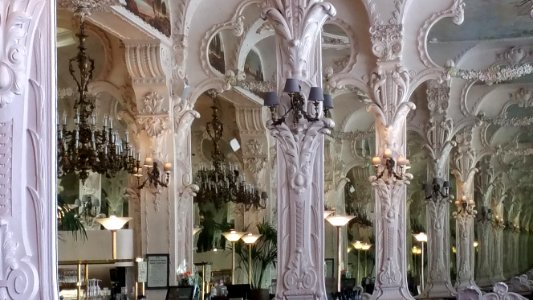 Grand café de Moulins salle du rez-de-chaussée miroirs, avril 2017