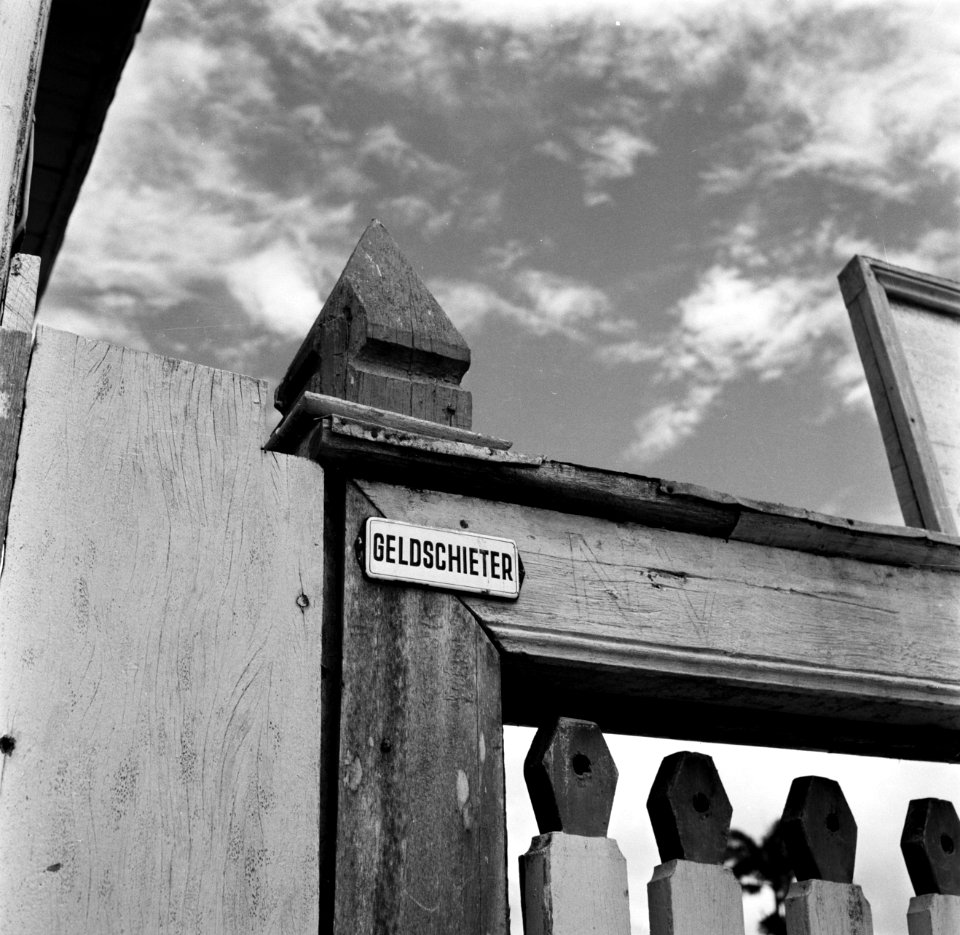 Graf op de begraafplaats Oranjehof in Paramaribo met het opschrift geldschieter, Bestanddeelnr 252-5273