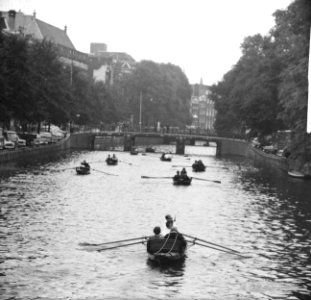 Grachtentocht in de Hoofdstad op de Singel langs de bloemenmarkt, Bestanddeelnr 914-3351