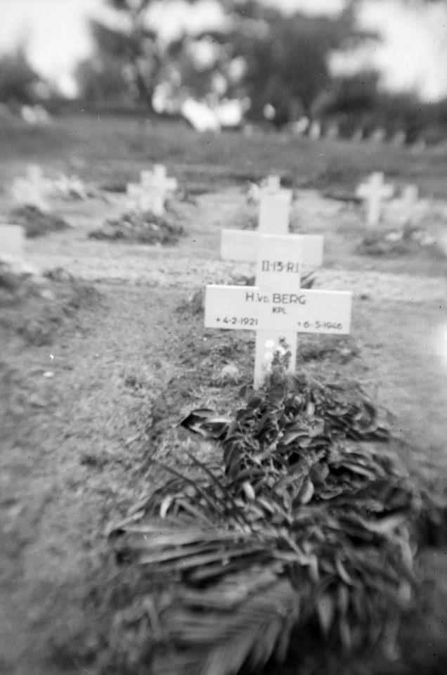 Graf van Huibert van der. Berg, korporaal II-13 R.I, geb. 4-2-19421 overleden 6-, Bestanddeelnr 10923