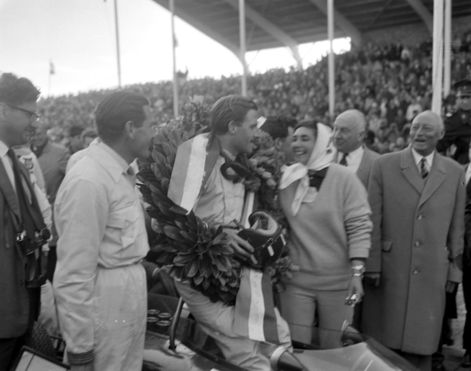 Grand Prix te Zandvoort Winnaar Graham Hill met zijn vrouw Bette, Bestanddeelnr 913-9419