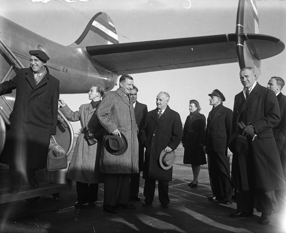 Graham, Kirby en Orson Welles verlaten het vliegtuig. Even poseren, Bestanddeelnr 902-5650