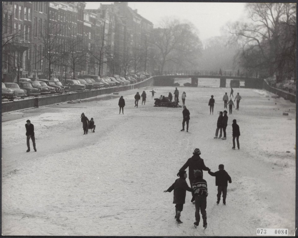 Grachten, schaatsers, winters, Keizersgracht, Bestanddeelnr 073-0084