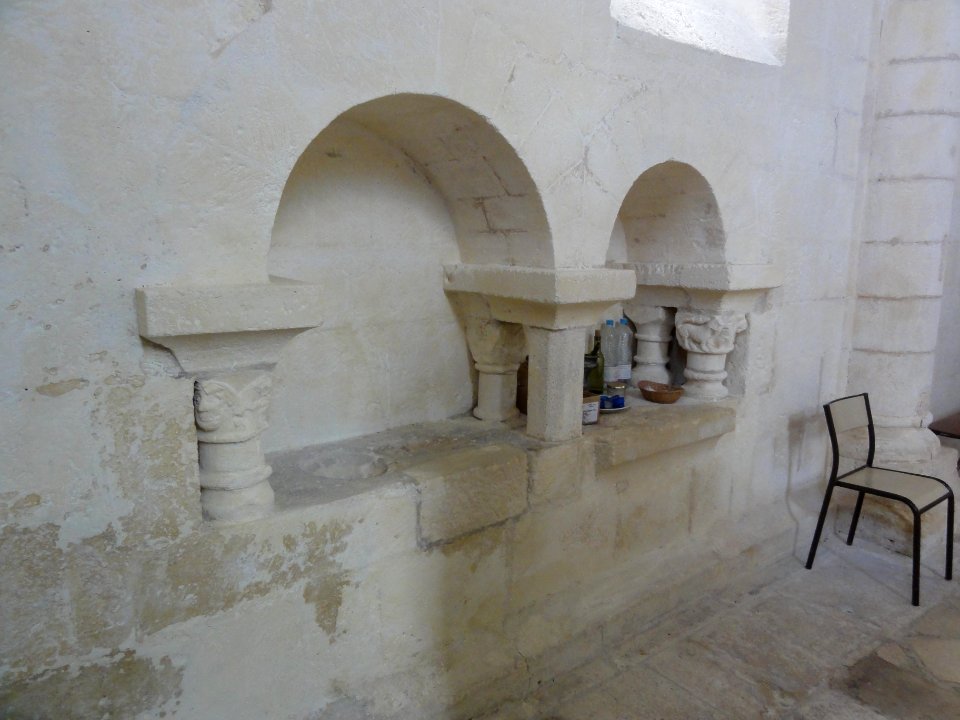 Grandjean (Charente-Maritime) église, niche sculptée dans la choeur