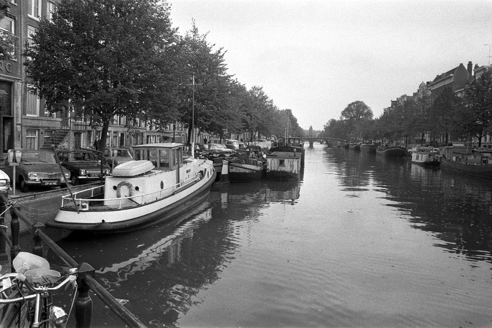 Grachten met en zonder woonboten, Amsterdam, Bestanddeelnr 924-9955