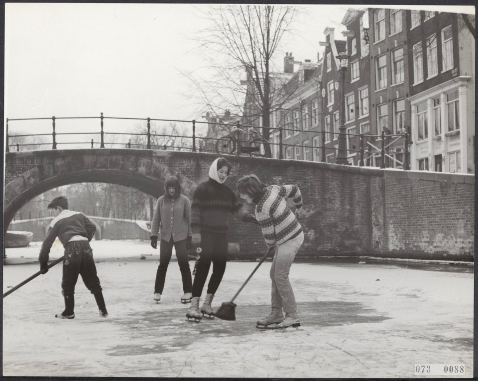 Grachten, ijs, schaatsers, Bestanddeelnr 073-0088