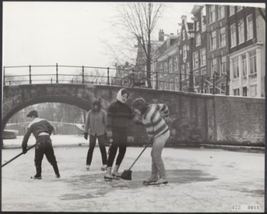 Grachten, ijs, schaatsers, Bestanddeelnr 073-0088