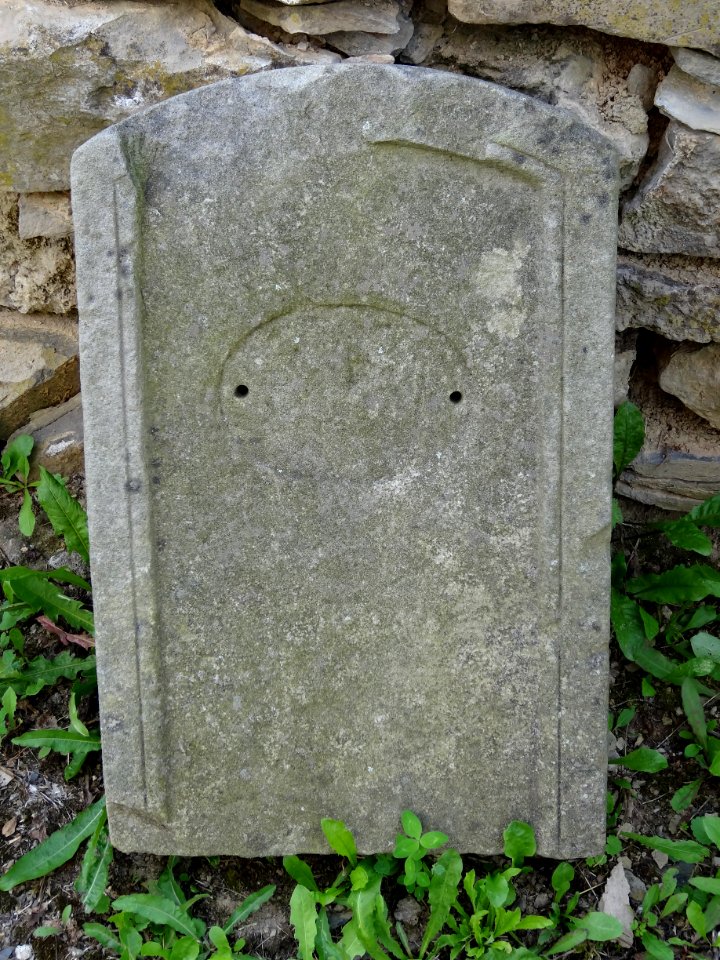 Grabstein an der Kirche in Breternitz, Kaulsdorf 2
