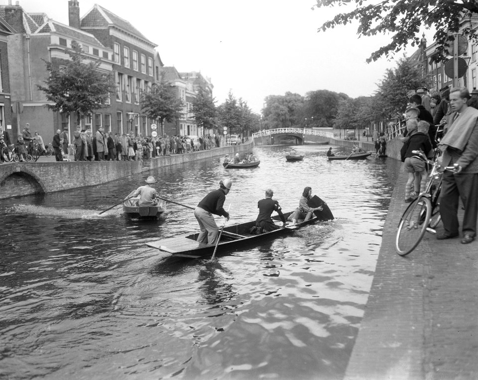 Grachtentocht in Leiden met roeisloepen, Bestanddeelnr 908-7118