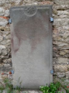 Grabstein an der Kirche von Obernissa