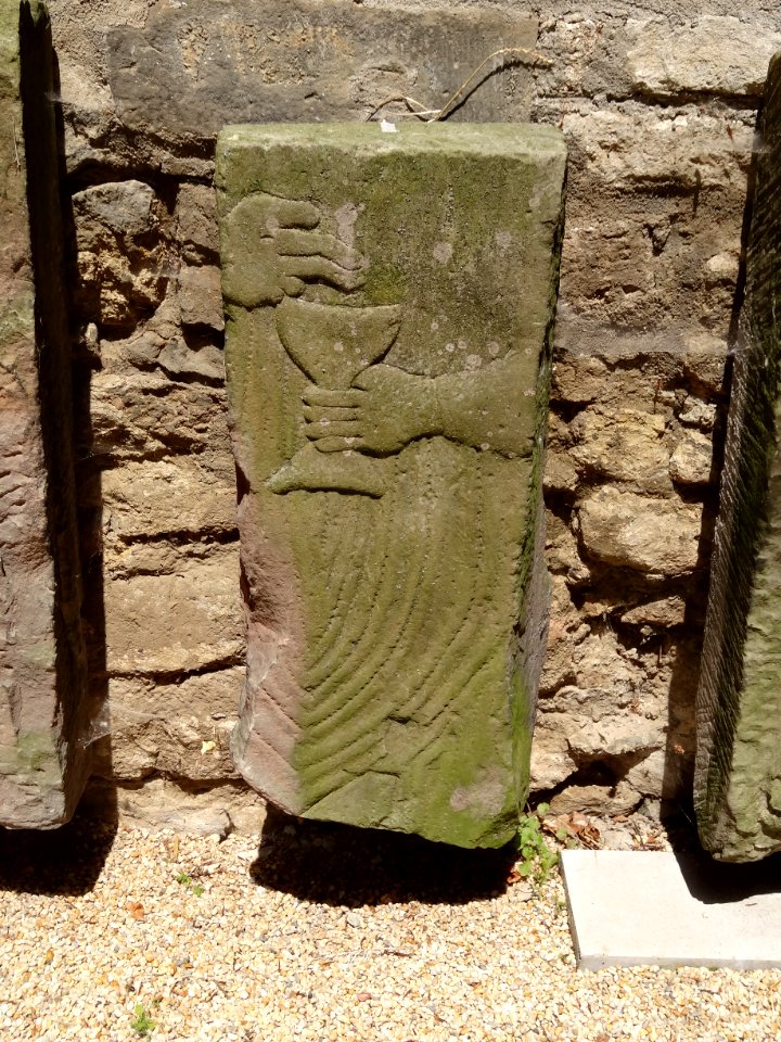 Grabstein an der Kirche in Auerstedt 3