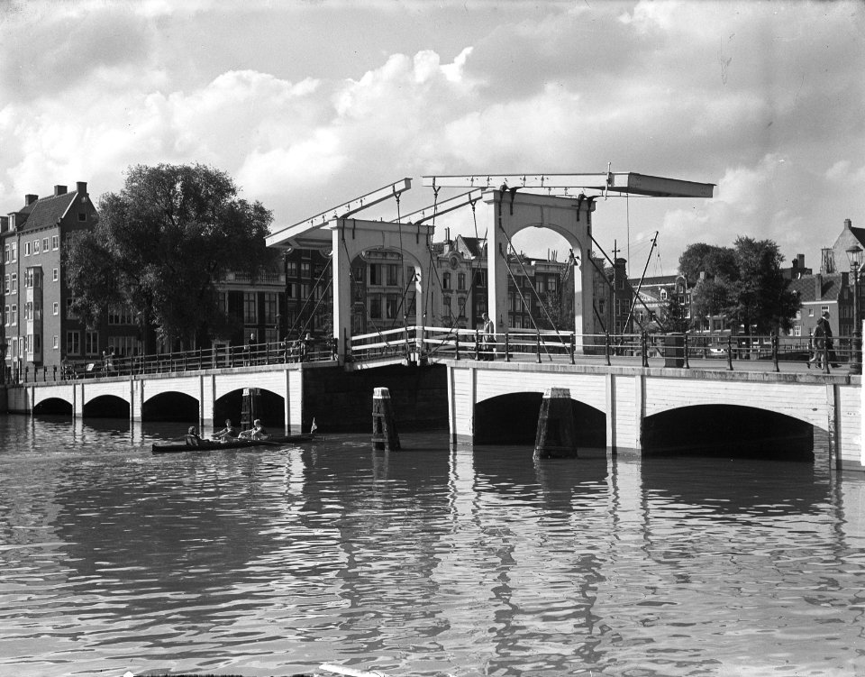 Grachtentocht door Amsterdam bij magere brug, Bestanddeelnr 904-1916