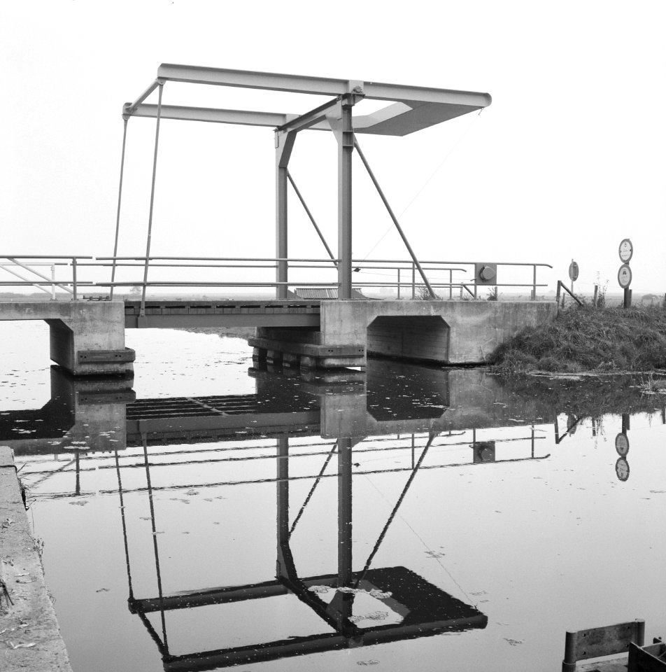 Graven en verbeteren van kanalen, aanleggen bruggen, bruggen, waterland, Broek, Bestanddeelnr 160-0868