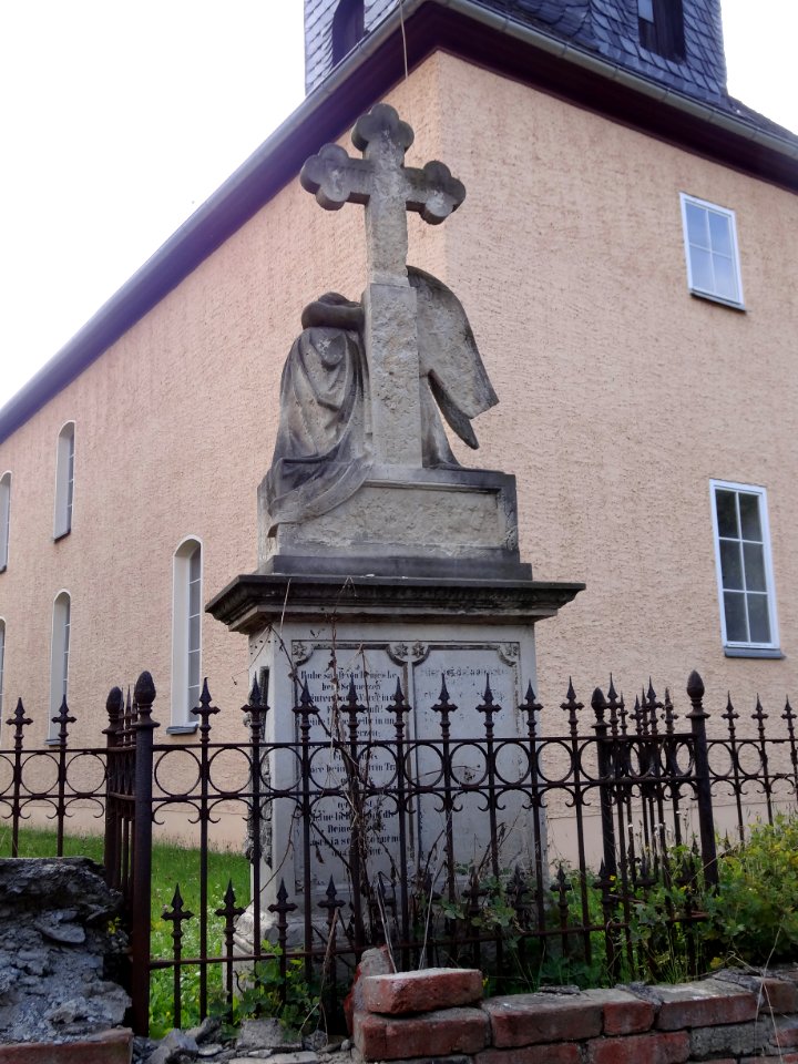 Grabstein neben der Kirche in Eichicht 1 (Vorderseite)