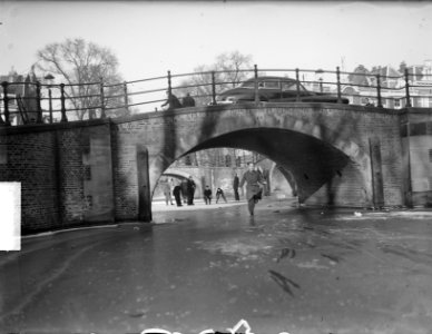 Grachten in binnenstad met ijsvermaak, Bestanddeelnr 903-8078