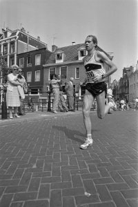Grachtenloop Amsterdam Cor Lambregts in actie, Bestanddeelnr 933-0040