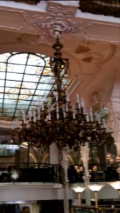 Grand café de Moulins salle du rez-de-chaussée lustre et verrière, avril 2017
