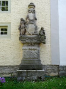 Grabstein an der Kirche von Niederroßla 1
