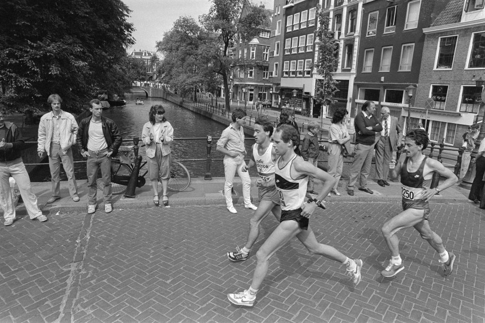 Grachtenloop Amsterdam Cor Lambregts in actie, Bestanddeelnr 933-0041
