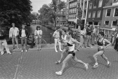 Grachtenloop Amsterdam Cor Lambregts in actie, Bestanddeelnr 933-0041