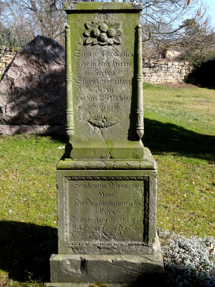 Grabstein auf dem Friedhof von Großhettstedt