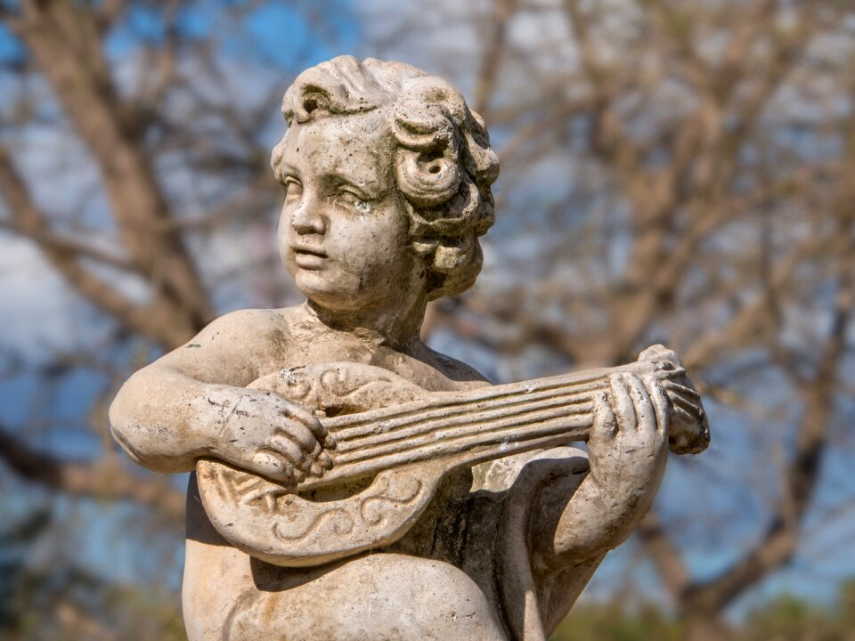 Lute sculpture design