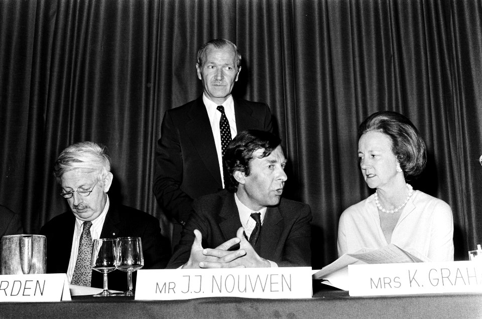 Graham (rechts) en mr. Nouwen (midden zittend), Bestanddeelnr 927-9433