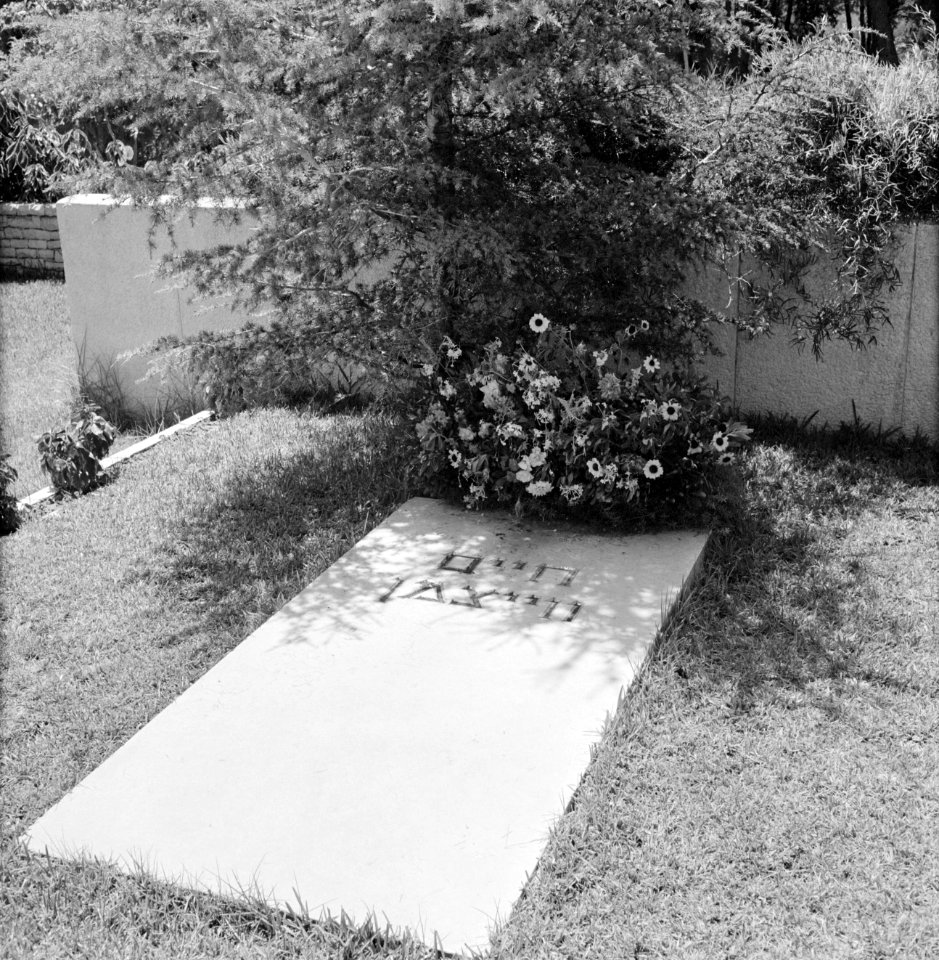 Grafteken op het graf van Chaim Weizmann op de begraafplaats in Rehovot, Bestanddeelnr 255-3921