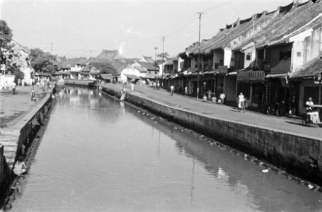Gracht in Chinese wijk (Glodok) in Benedenstad Batavia, Bestanddeelnr 512-1-5