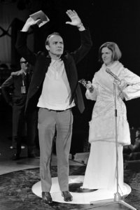Grand Gala du Disque in RAI. Wim Sonneveld en Ina van Faassen in scene, Bestanddeelnr 921-1401