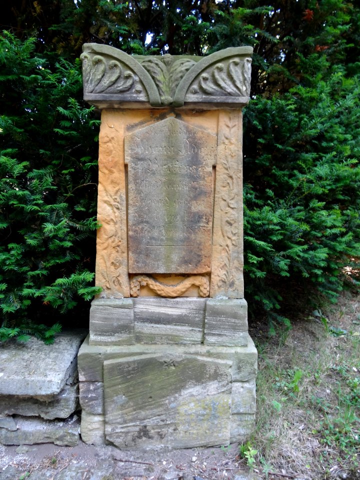 Grabstein neben der Kirche in Leutenthal