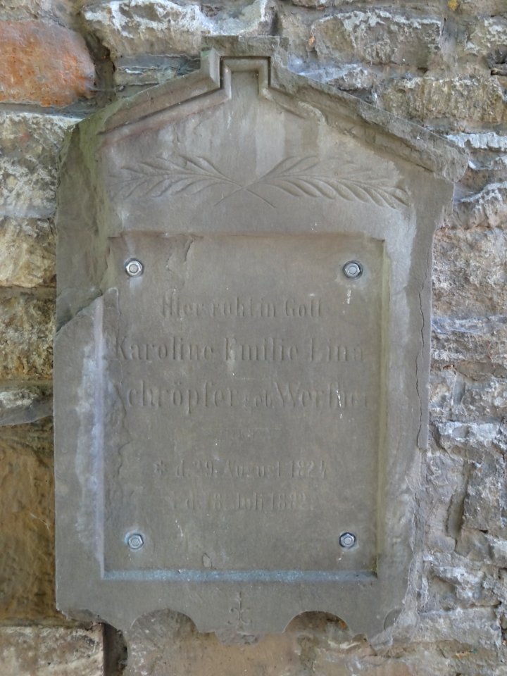 Grabstein an der Kirche in Auerstedt 6