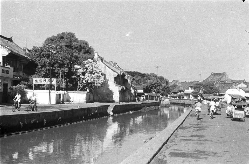 Gracht in Chinese wijk (Glodok) in Benedenstad Batavia, Bestanddeelnr 512-1-6